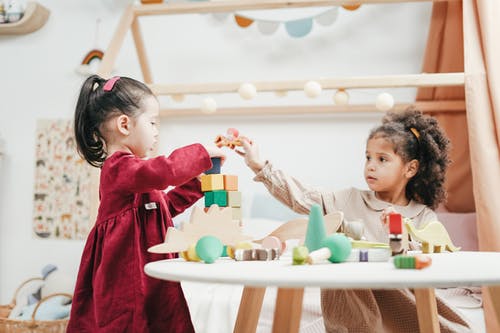 Quels jouets, jeux sains, écologiques, et éthiques choisir pour votre enfant ?